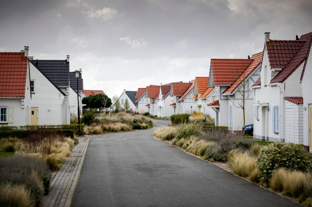 Een grotendeels verlaten vakantiepark Roompot Cadzand. Dat gaat straks veranderen, toeristen zijn onder voorwaarden weer welkom. Foto: ANP.