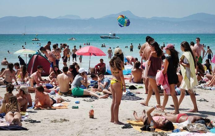 Een overvol Playa de Palma beach in Palma de Mallorca, vorige zomer in Spanje. Foto: Jens Kalaene