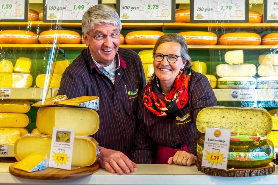 Johan en Jeannet Slootweg (64 en 61) in hun kaaszaak in Overvecht. Foto: Angeliek de Jonge