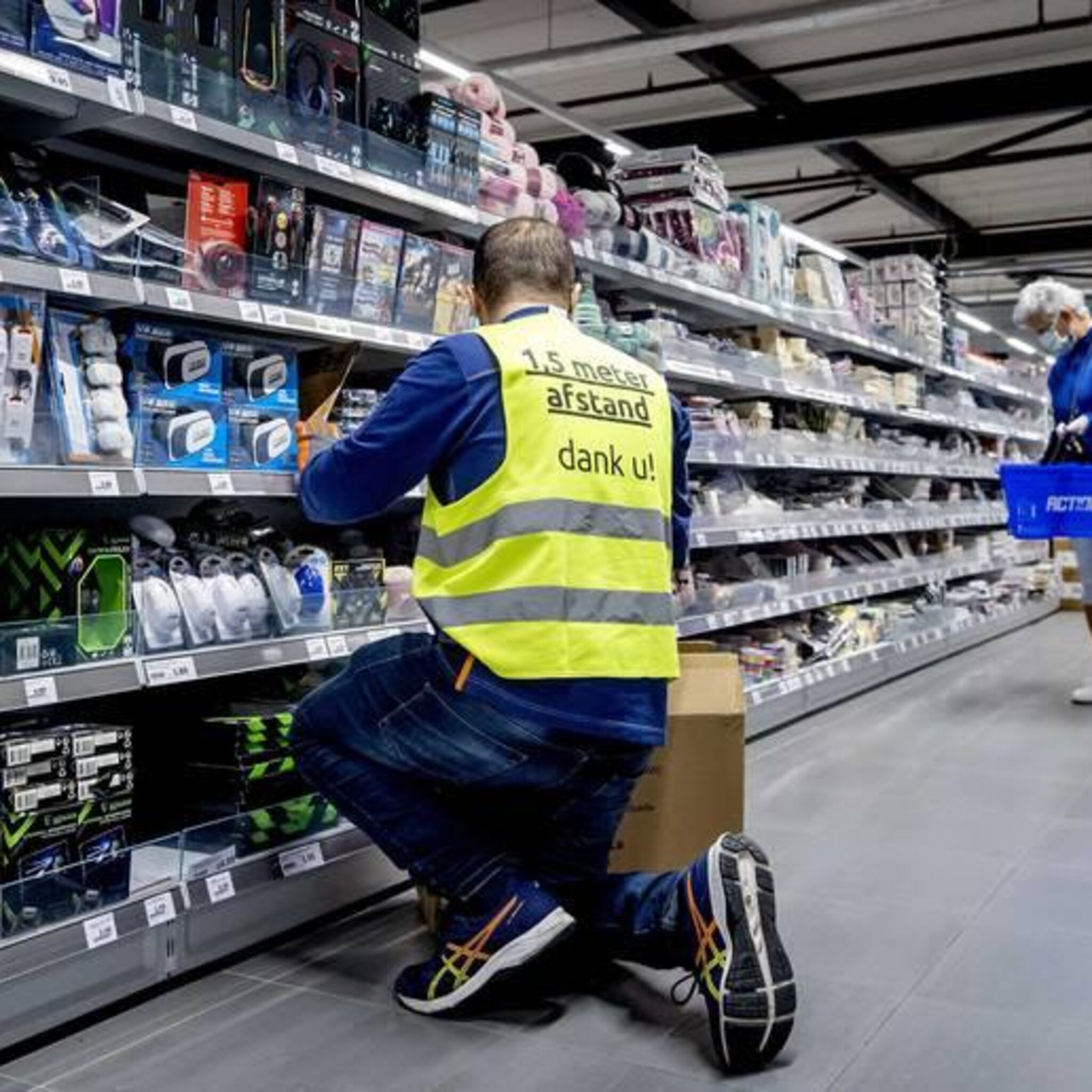 cnv anderhalve meter economie nauwelijks haalbaar op werkvloer