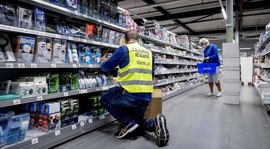 Aanwijzingen in de winkel en medewerkers met speciale hesjes helpen tegen de verspreiding van het coronavirus. Foto: ANP