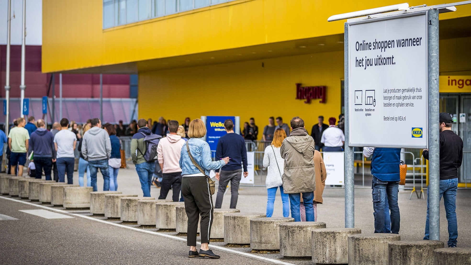 Corona of niet: rijen met klanten voor het IKEA-filiaal in Heerlen vanochtend. Foto: ANP