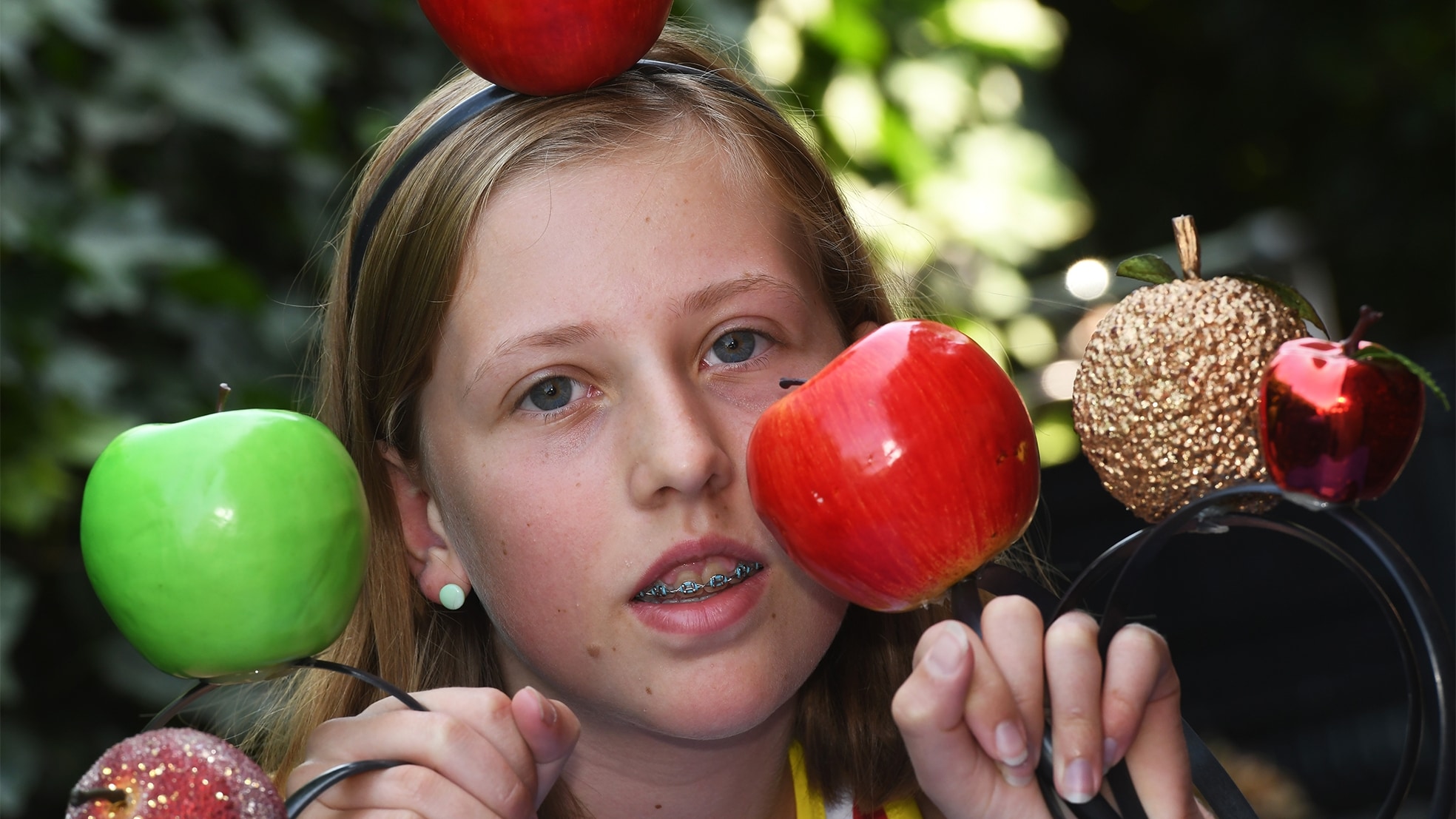 Frederike Wijnbelt met een van haar andere projecten: de Appelpop-haarbanden. Foto: William Hoogteyling