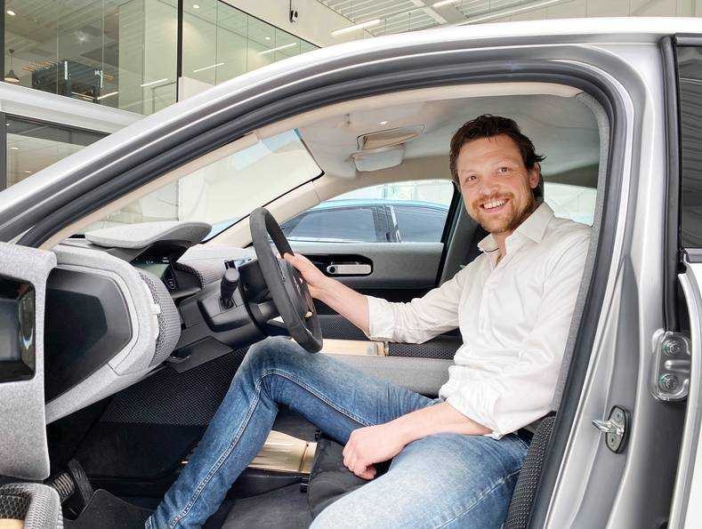 Financieel directeur Laurens Weers van Lightyear in een prototype van de Lightyear One. Foto: Lightyear