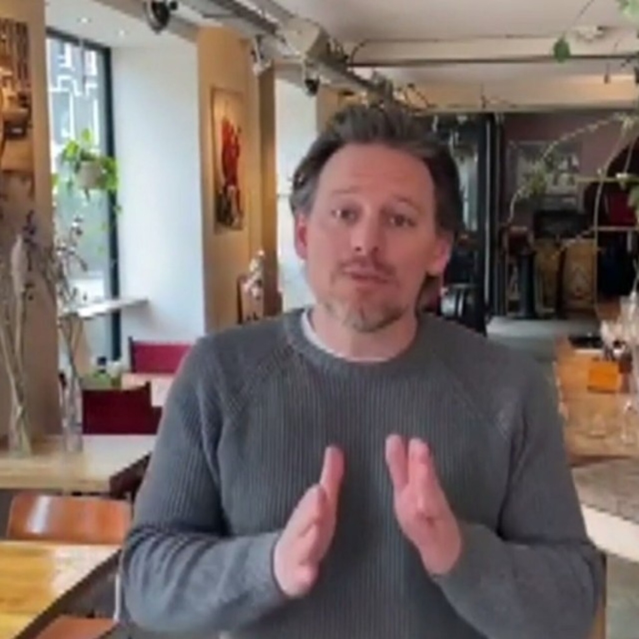 cas jansen heeft de anderhalve meter oplossing voor zijn eetcafe maar moet dicht blijven