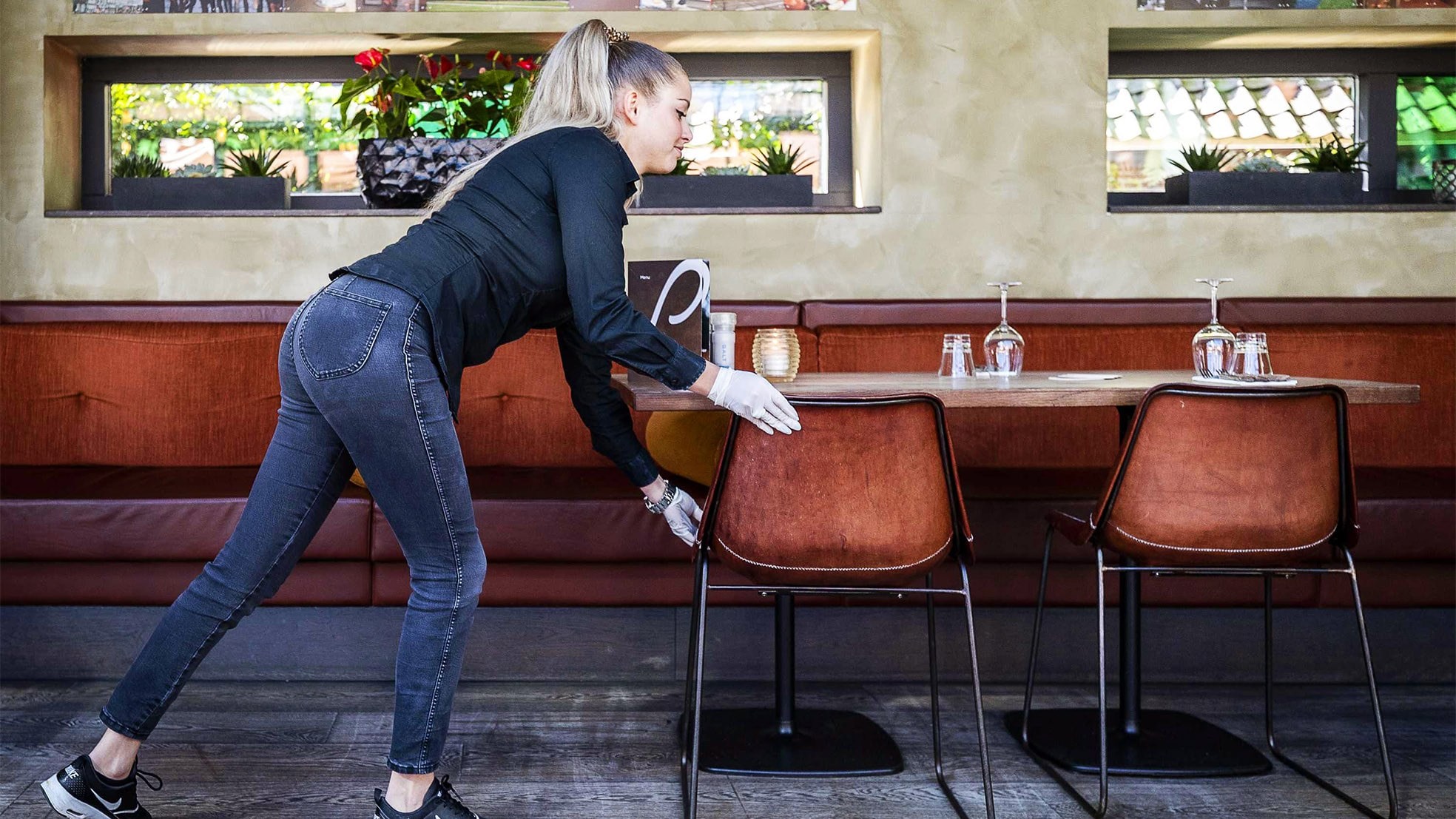 Restaurants - zoals hier Loetje - moeten hun deuren voorlopig gesloten houden. Foto: EPA