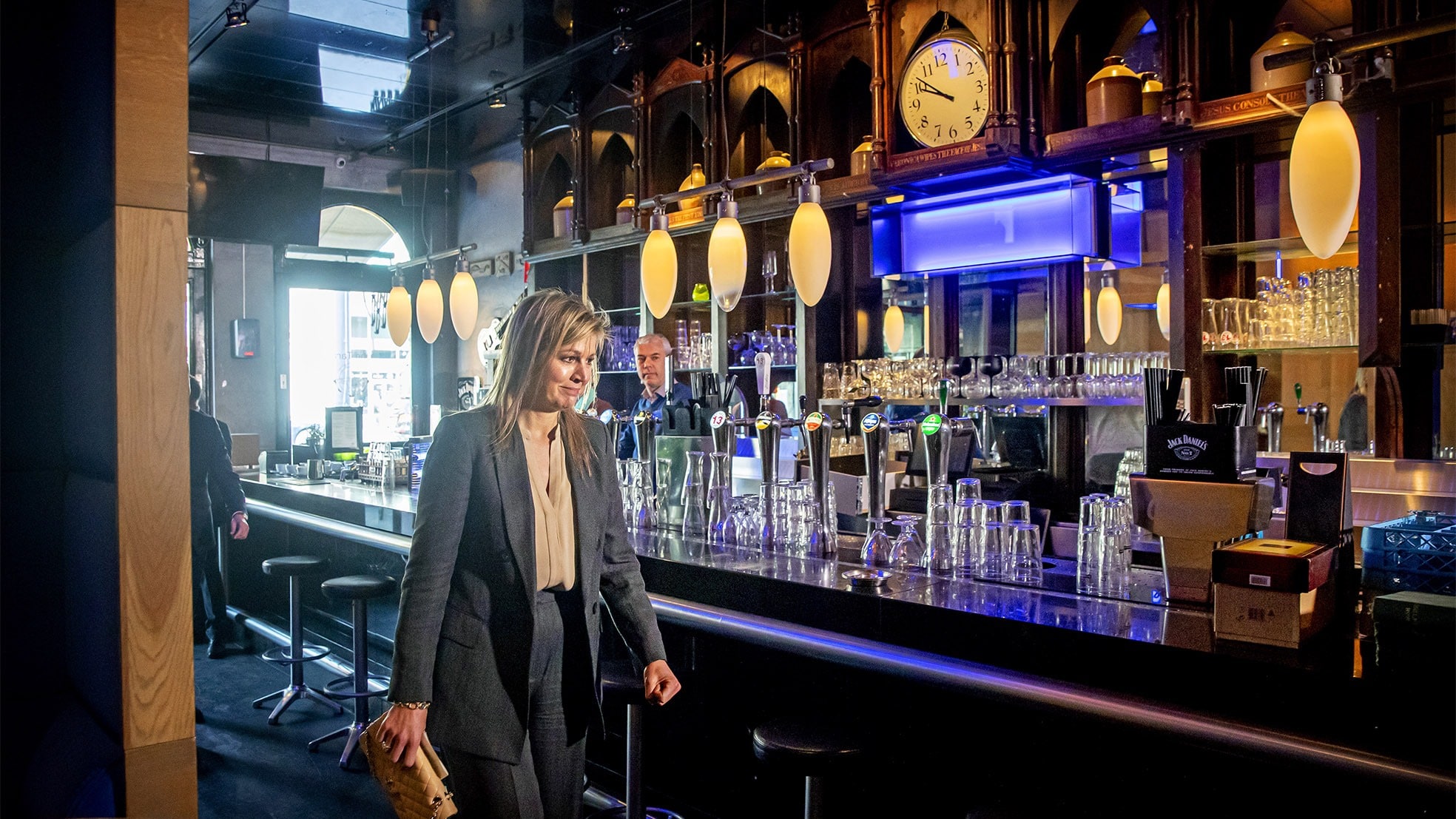 Koningin Máxima bezocht eerder deze maand een pub om te praten over de problemen in de horeca door het coronavirus. Zij deed dat als lid van het Nederlands Comite voor Ondernemerschap. Foto: Patrick van Katwijk/ANP