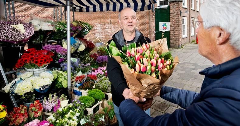 Leidse bloemist Ronald Boezaard van bloemenstal Hans Kanbier verkoopt deze periode veel tulpen. Foto: AD/Guus Schoonewille.