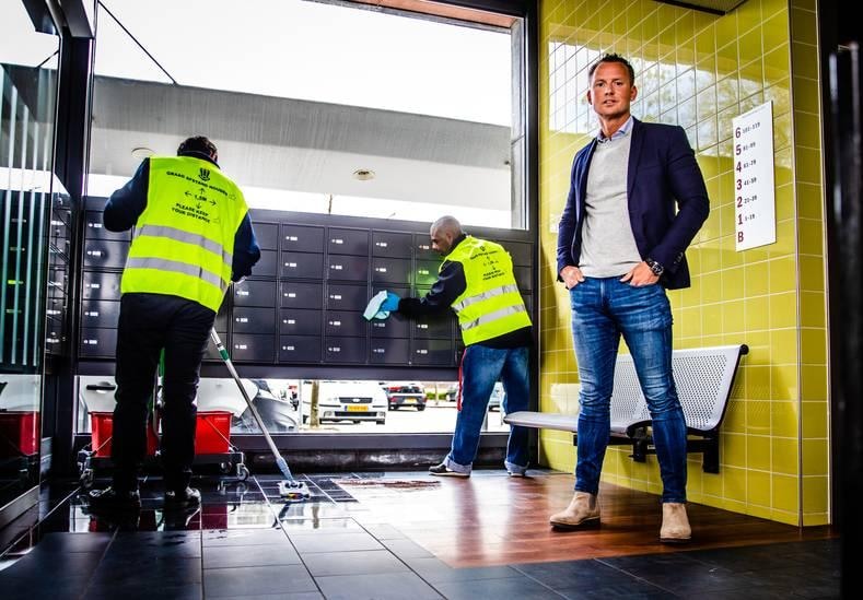 Dennis Ottenhoff, operationeel manager bij Gom. ,,In complexen focussen we nu op het ontsmetten van deurklinken, trapleuningen, liftknoppen en brievenbussen.’’ Foto: Jeffrey Groeneweg/Qphoto.