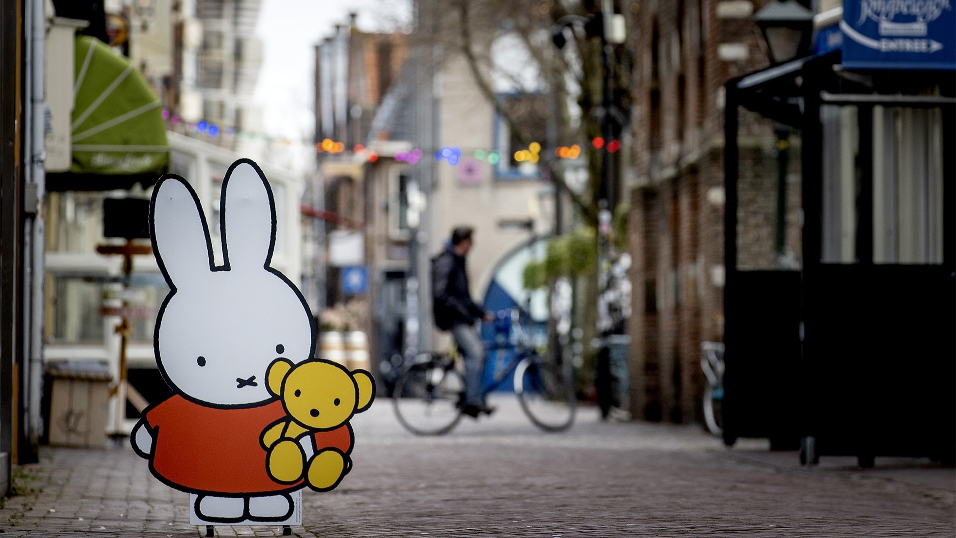 Een bijna verlaten horeca- en winkelstraat in het anders zo levendige Alkmaar. Foto: ANP