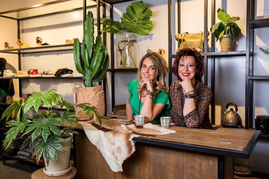 Daniëlle en Petra de Ruiter van Pandora: ,,We missen de helft van onze klanten.'' Foto: Jessie Koekendorp