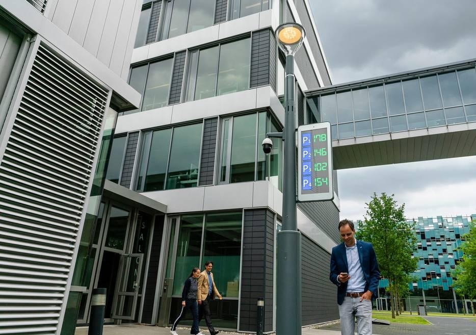 De hightech lantaarnpaal van Signify op de High Tech Campus in Eindhoven waar ook het hoofdkantoor zetelt. Foto: Signify