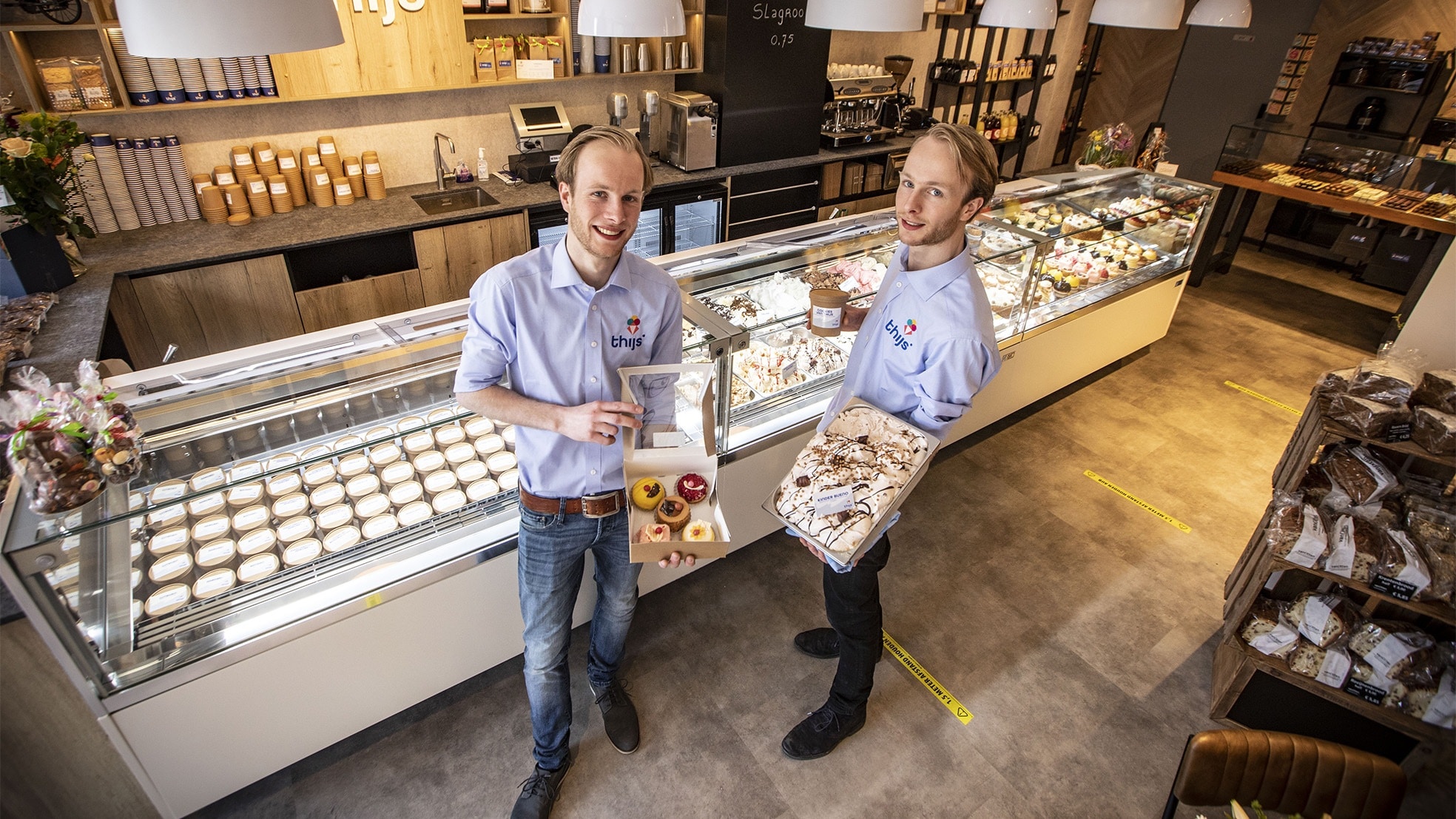 Thijs Siemonsma (l) krijgt in de winkel veel hulp van zijn tweelingbroer Jelle. Foto: Robin Hilberink