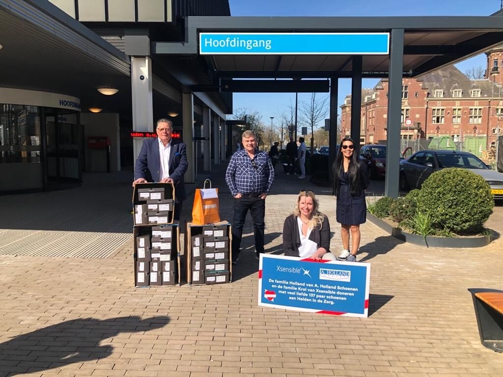 Albert Holland, Ruud Krol, Sanne Roovers en Amy Krol (v.l.n.r.) leverden vrijdag 137 paar schoenen bij de twee ziekenhuizen af.