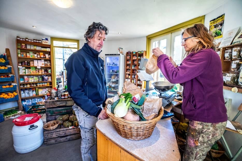 Biologische producten en producten van eigen land hebben flink aftrek bij tuinderij de Es in Haaren. Foto: Raymond Rutting