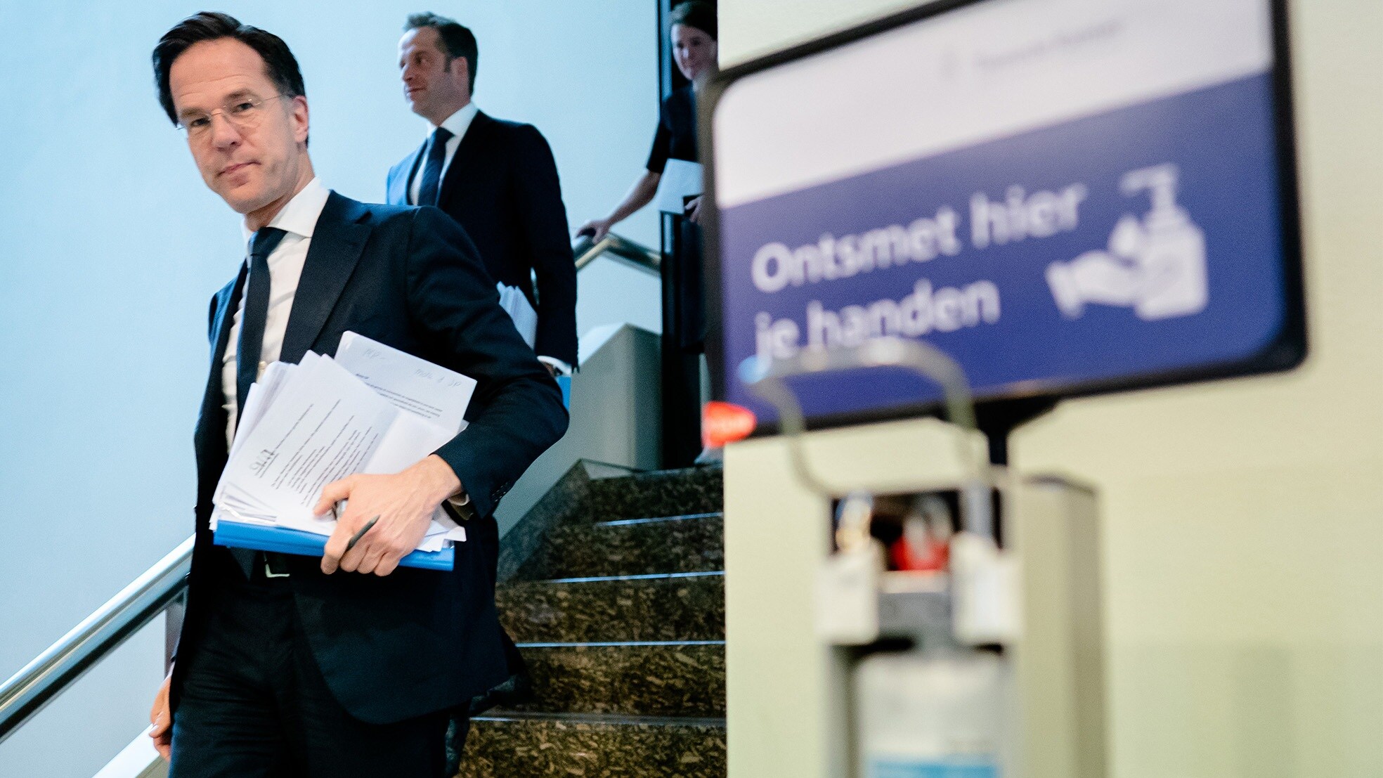 Premier Rutte en minister De Jong tijdens een debat over de ontwikkelingen rondom het coronavirus. Foto: ANP