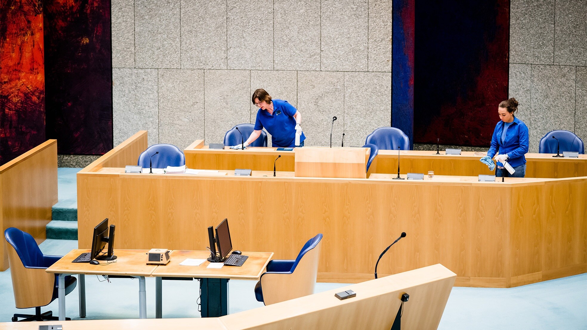 Schoonmakers (hier in de Tweede Kamer) hebben volgens FNV grotere kans op coronabesmetting. Foto: ANP