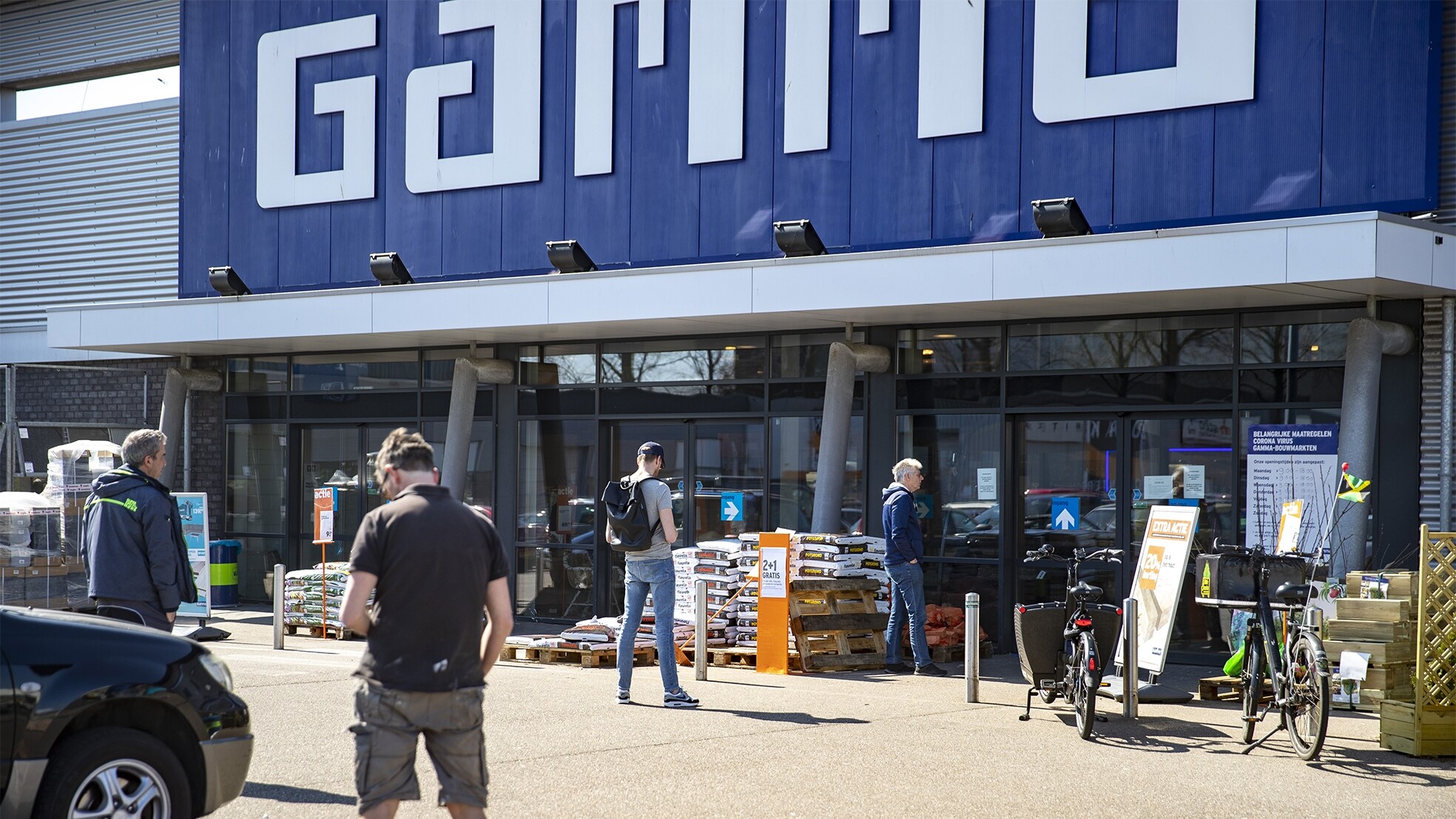 Wachtrijen bij de Gamma in Haarlem tijdens de coronacrisis. Foto: ANP