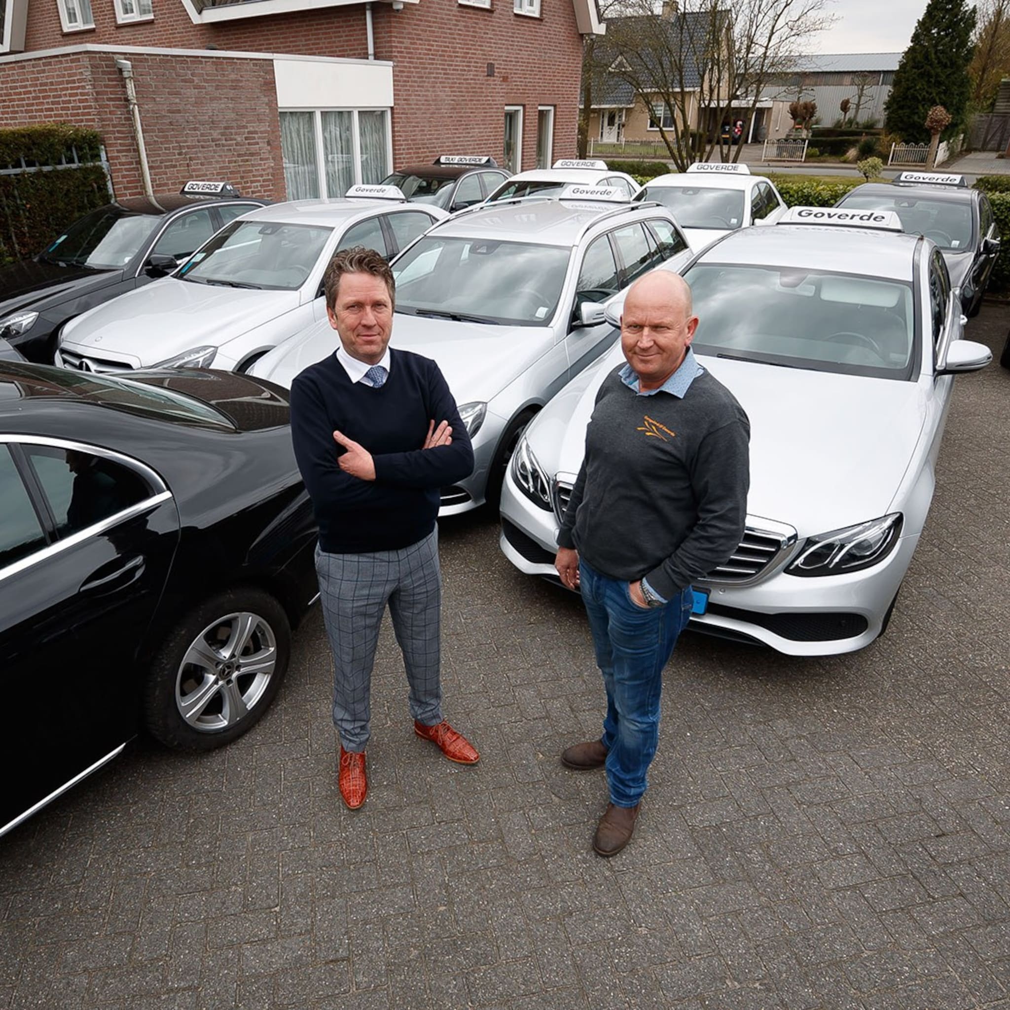 de taxi staat stil en chauffeur zit thuis coronacrisis ramp voor branche