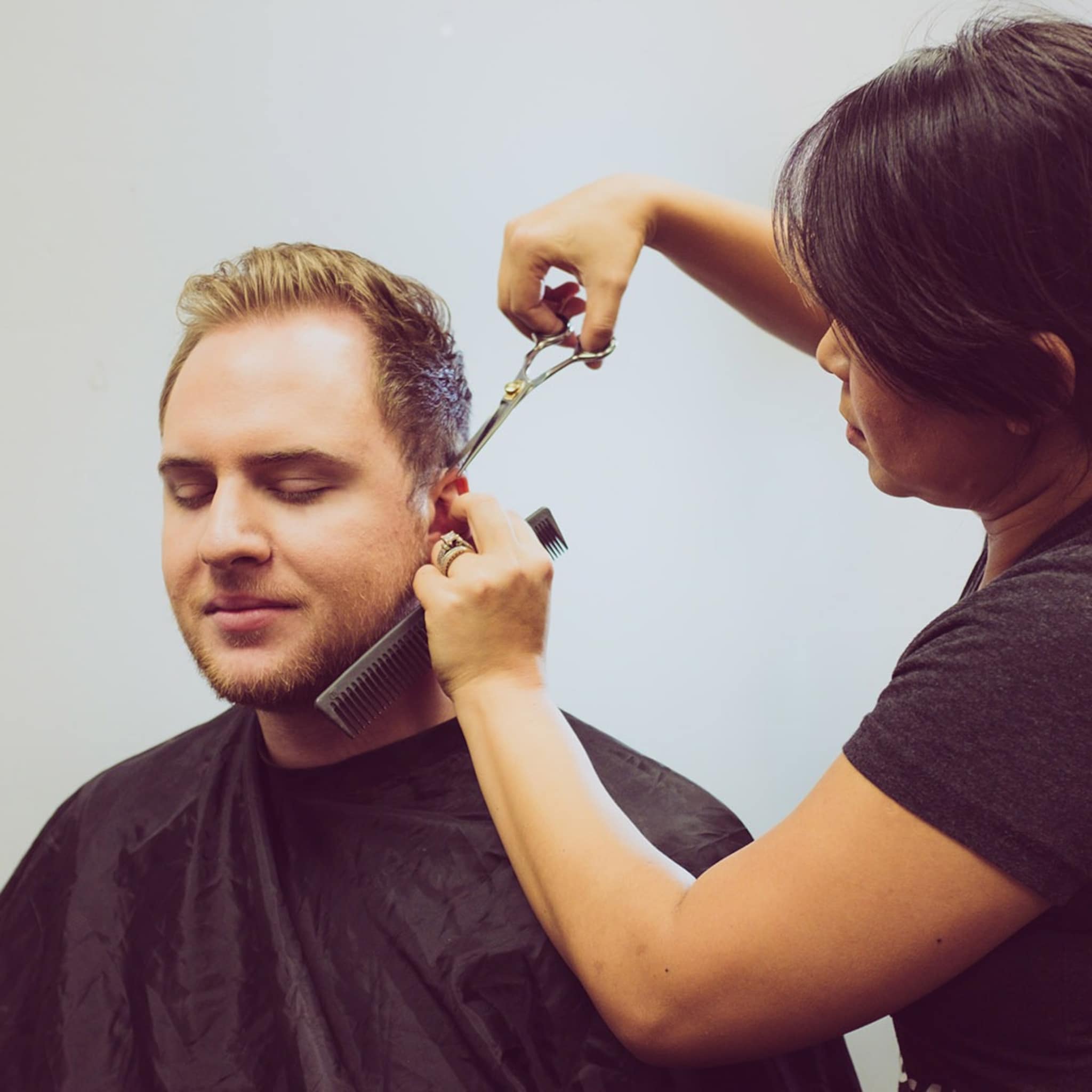 kappers luiden noodklok begin alsjeblieft niet aan thuisknippen