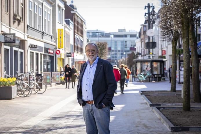 Paul Moers in een 'normale' winkelstraat. Foto: Rikkert Harink Paul Moers in een 'normale' winkelstraat. Foto: Rikkert Harink