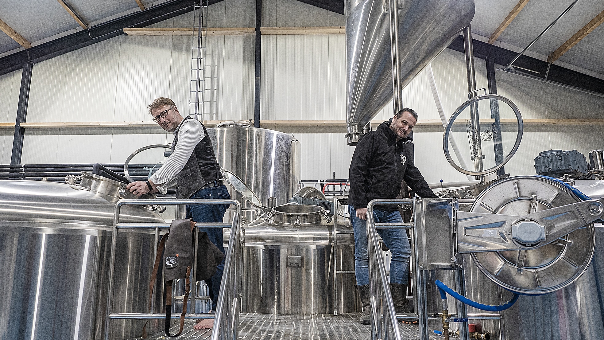 Arnoud Boonstra (l) en Roland Boschman inspecteren een van de ketels.