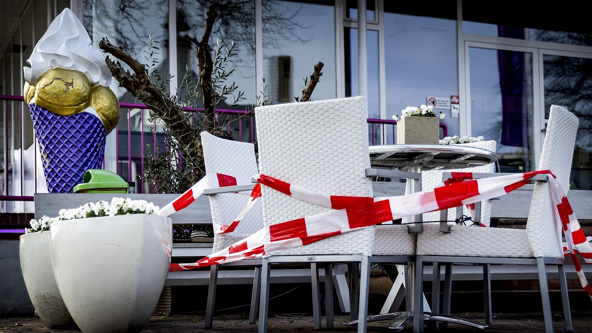 Een leeg, afgesloten terras in het Noord-Hollandse Heiloo. Foto: ANP