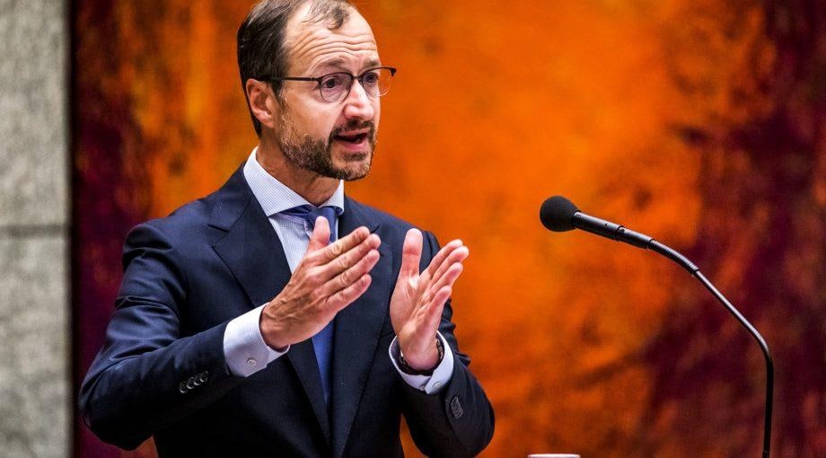EZK-minister Eric Wiebes: 'Het Noodpakket staat nooit stil'.