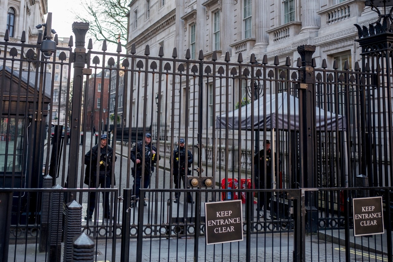 Downing Street 10 in Londen is hermetisch afgesloten. Premier Boris Johnson zit er in quarantaine: ook bij hem is het coronavirus vastgesteld. Foto: ANP.