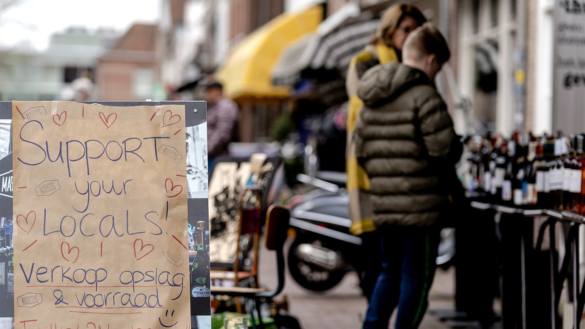 Een ondernemer in IJsselstein heeft een bord op straat gezet om de lokale ondernemer te steunen. Foto: ANP