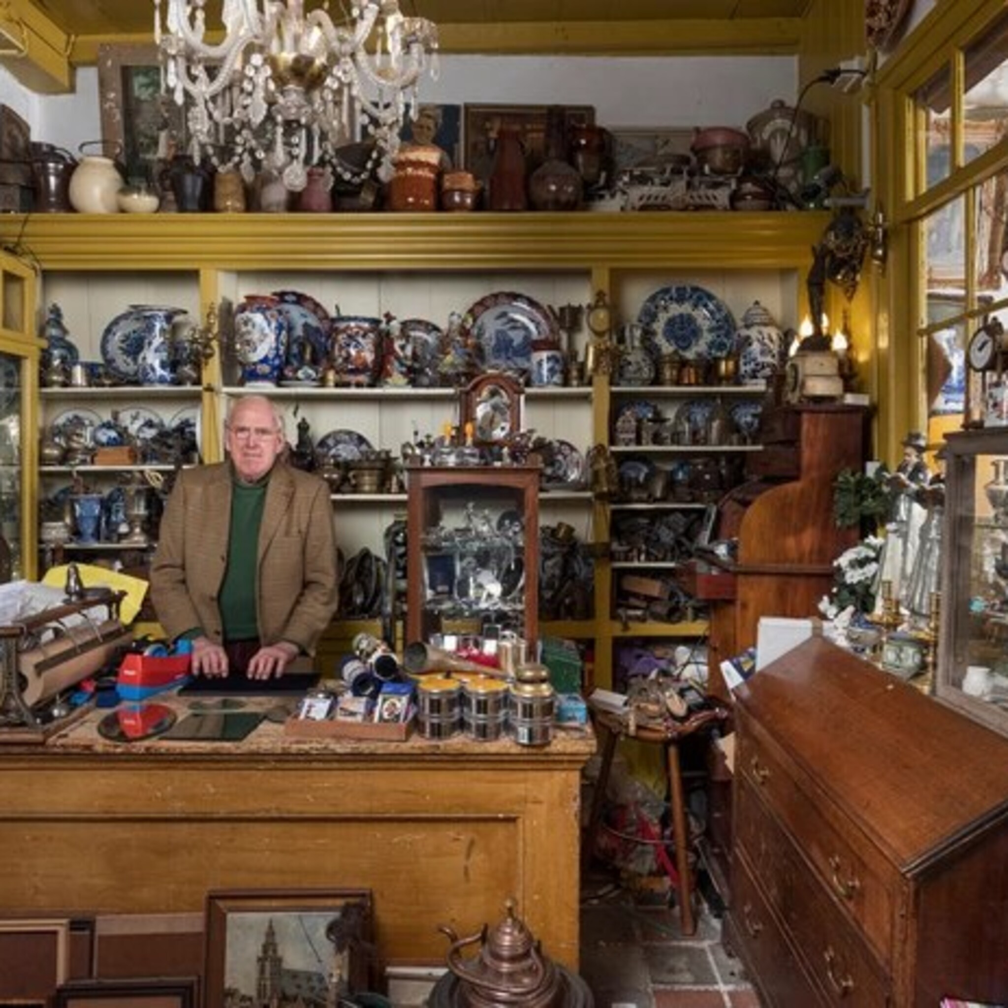 meneer mandje heet eigenlijk ben 77 en staat nog altijd achter de toonbank