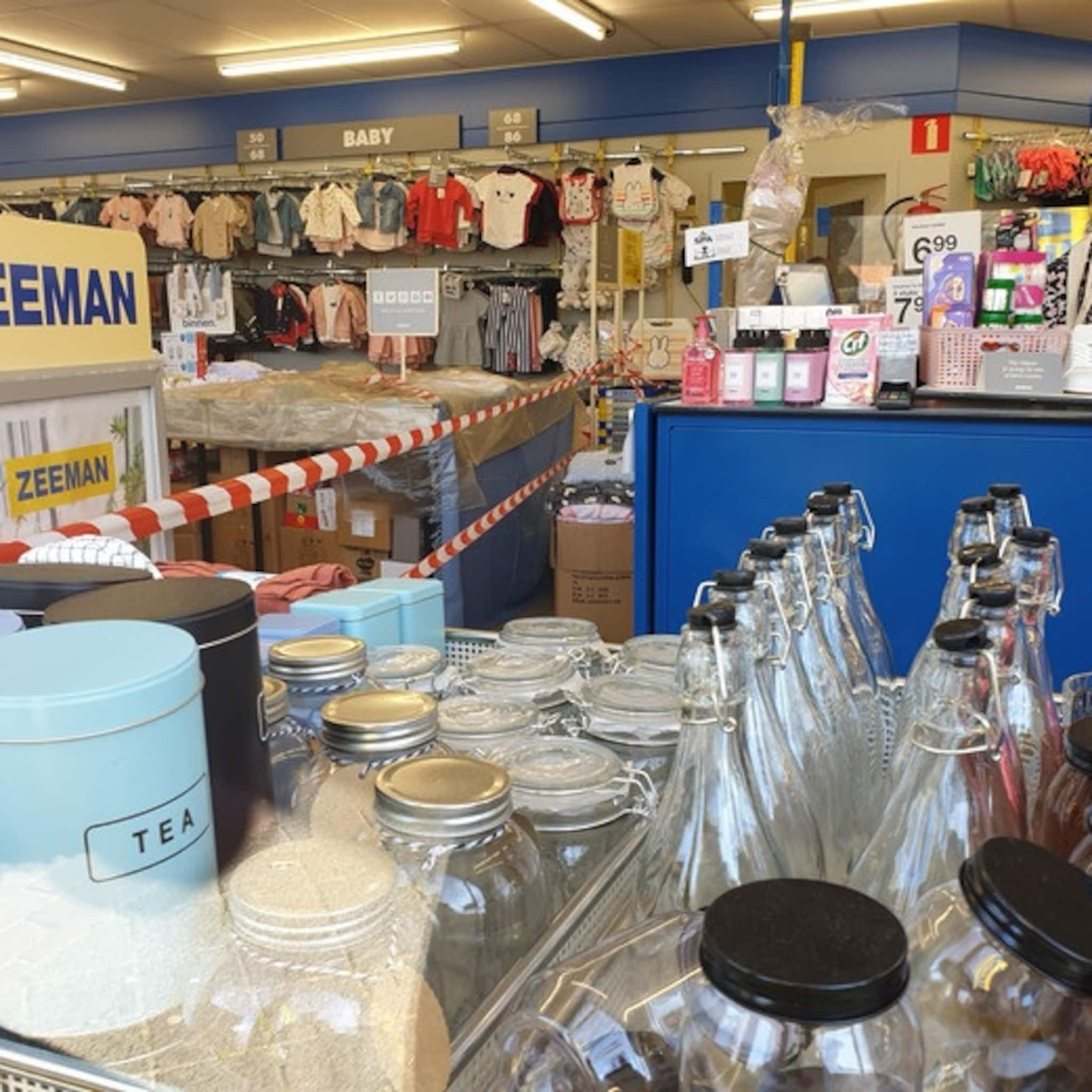 zeeman in grensdorp baarle onderbroeken liggen op belgisch grondgebied mevrouw