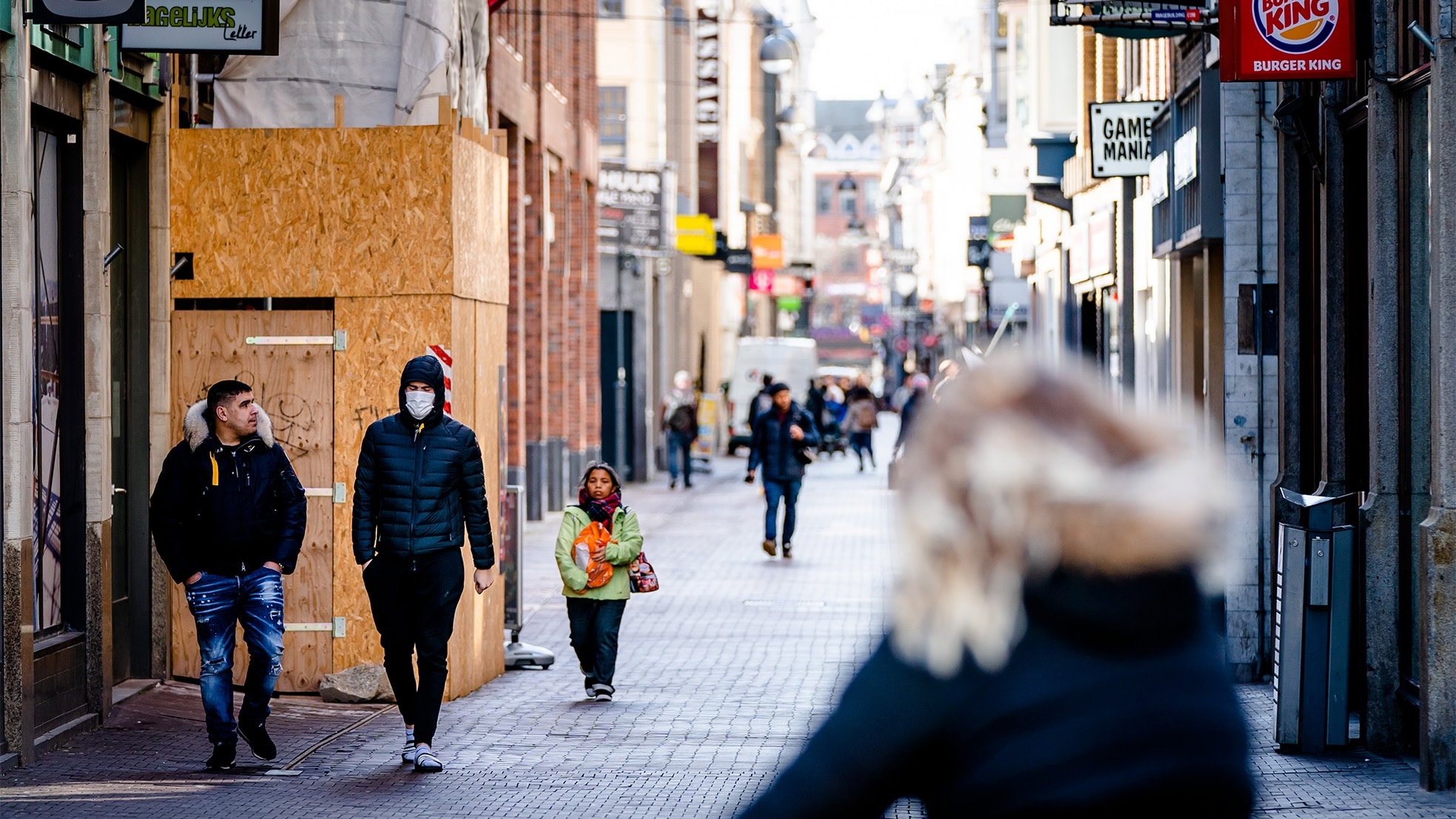 Een bijna lege winkelstraat in Den Haag. Foto: Bart Maat/ANP