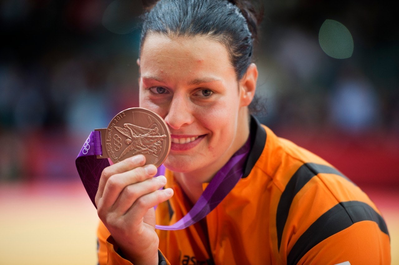 Even terug in de tijd. 2012. Judoka Edith Bosch op het podium met haar bronzen medaille om die ze heeft gewonnen bij de Olympische Spelen. Foto: ANP.