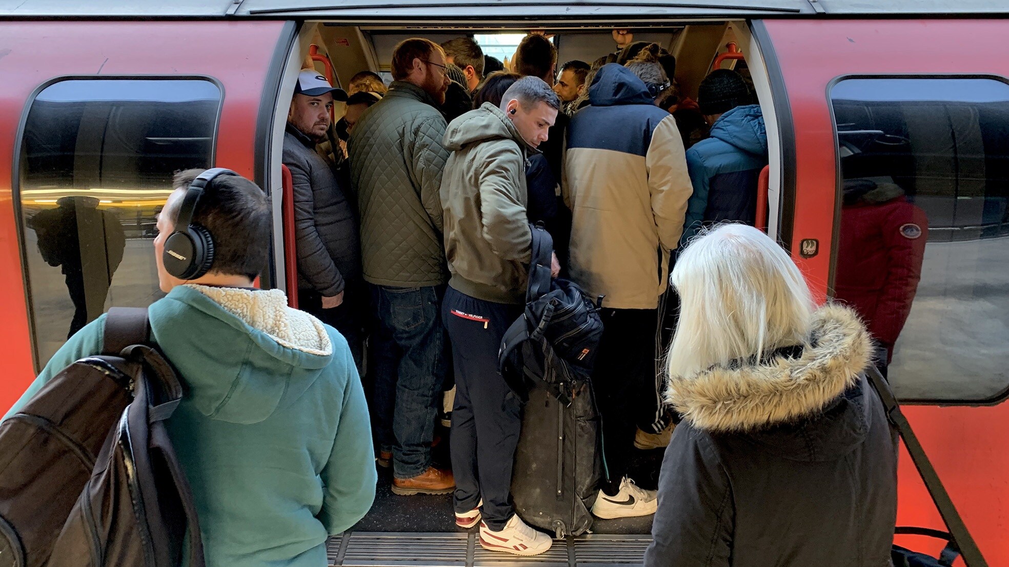 Het is een chaos in het land van Boris Johnson, niet alleen in de (nog steeds) overvolle Londense metro. Foto: AFP/ANP