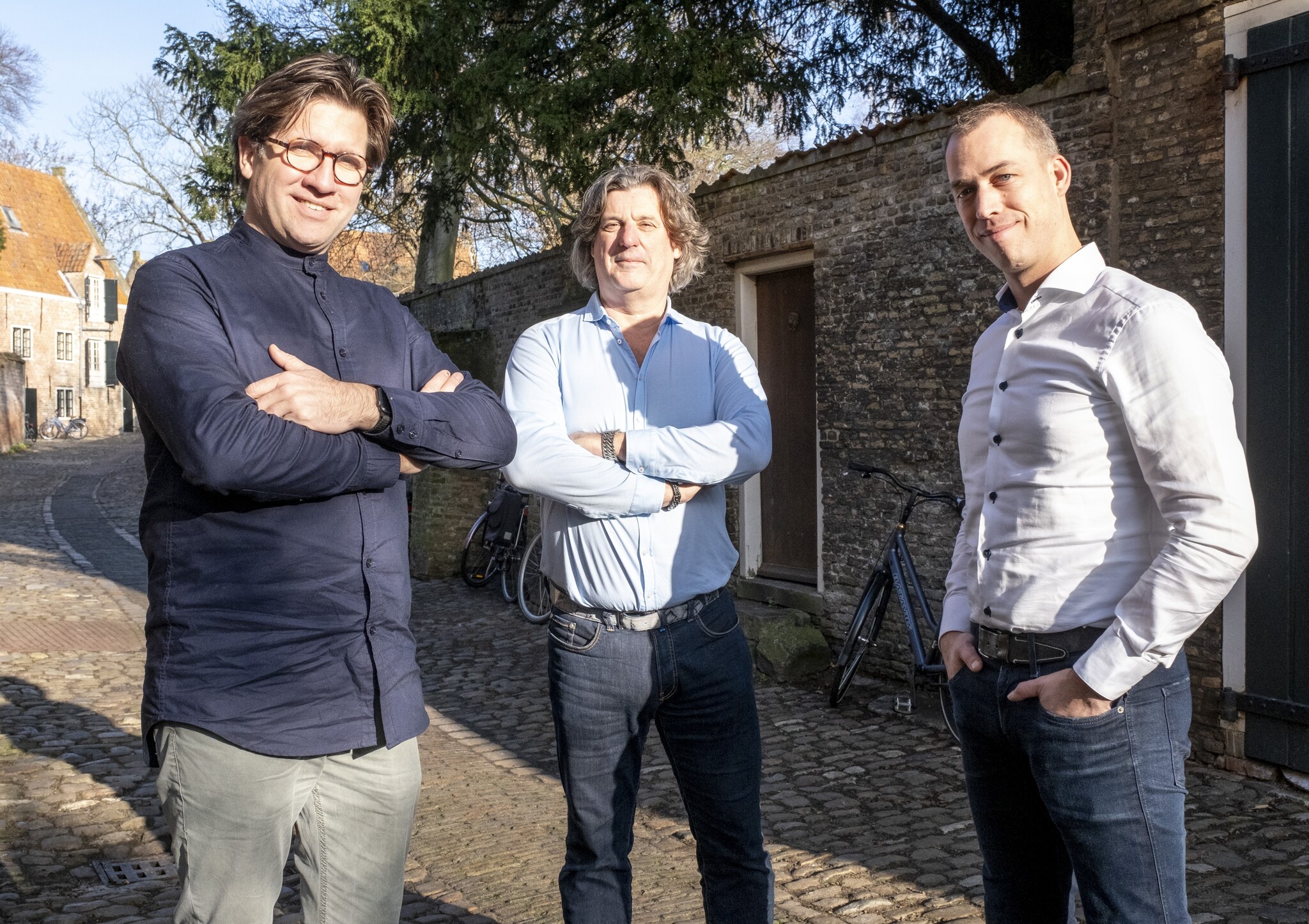 De leiding van Epesi voor hun pand in het historische straatje Kuiperspoort: Mark Perquin (Commercieel Directeur), Eric-Jan Mes (Operationeel Manager) en Bart de Ruijsscher (Technisch Directeur). Foto: Dirk-Jan Gjeltema