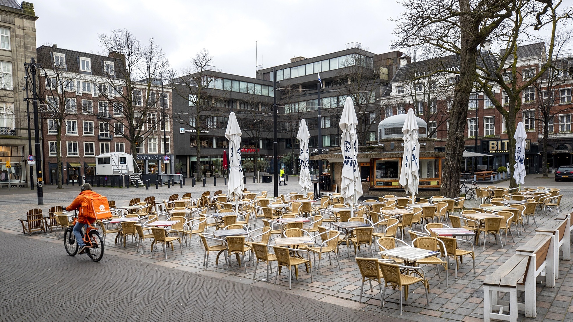 Een door de coronacrisis uitgestorven terras in Den Haag. Foto: Remko de Waal/ANP