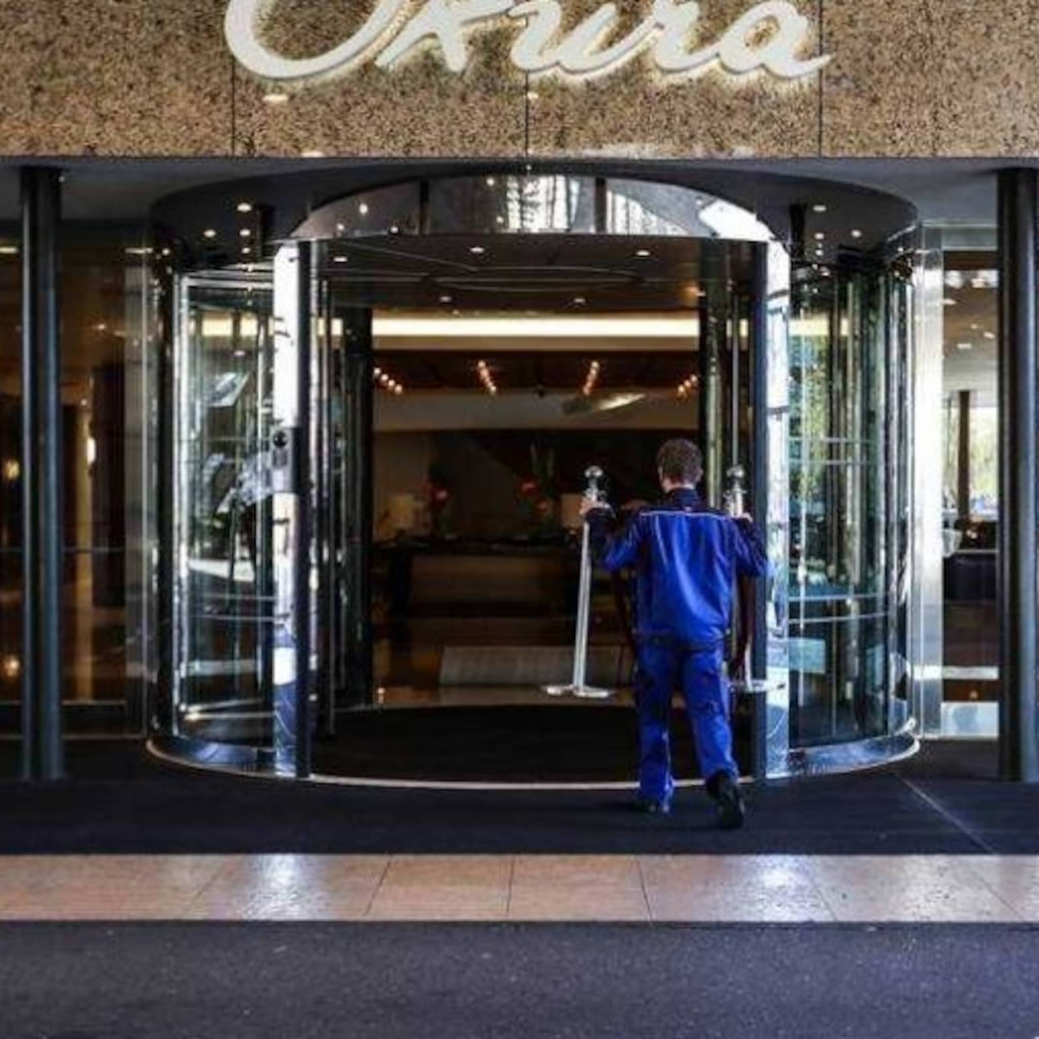 ook de grote hotels in de stad gaan nu op slot
