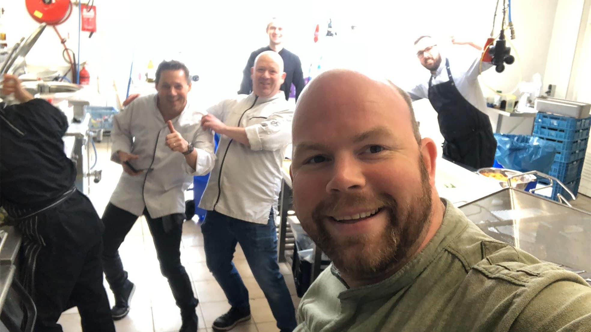 Niels Janse van SEC zet zichzelf en zijn collega's in de keuken van Kick Food Services op de foto. V.l.n.r.: Jurgen van der Steen (Kookpunt Oisterwijk), René Kox (Lieve Lente), Steef Spoormakers (Kick Food Services) en Gijs Verkuijl (Vuur &amp; Vlam). Foto: Niels Janse