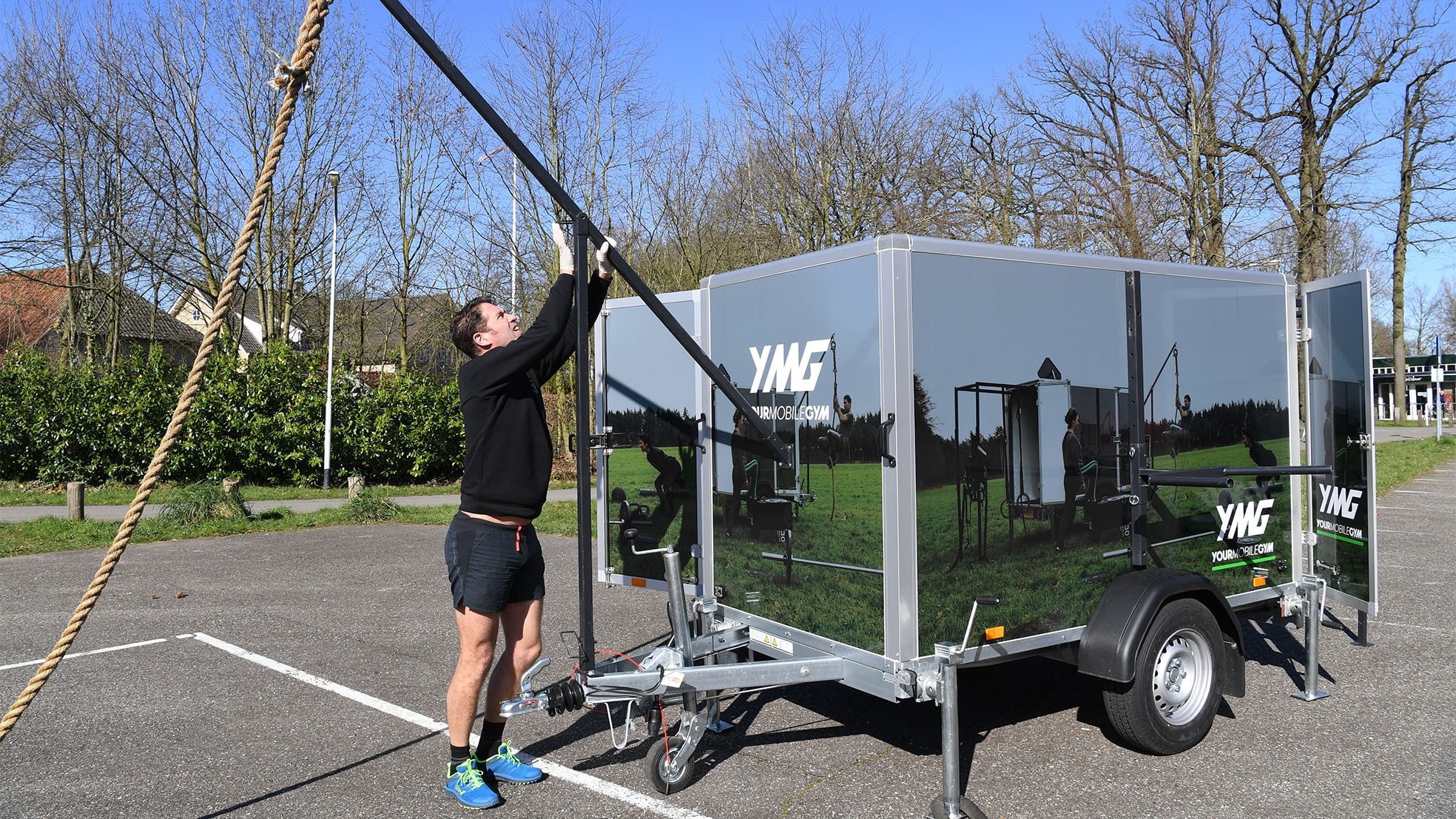 Dirk Jansens tover een aanhangwagen om tot een complete buitengym. Foto: Jan Stads