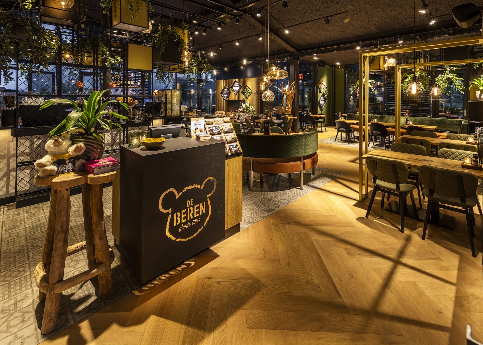 Het interieur van een De Beren-restaurant.