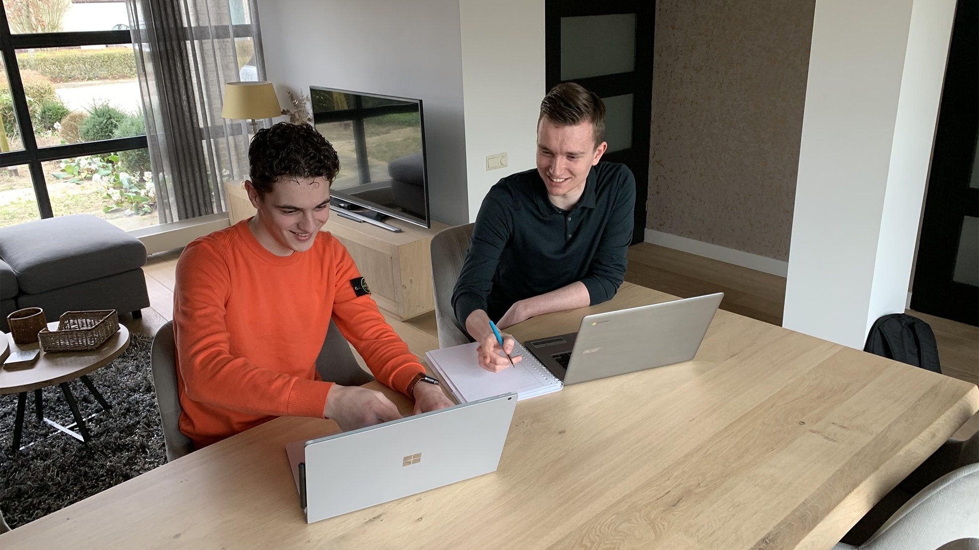 Daan Woestenenk (links) en Casper Rijzewijk starten een webshop voor het Rode Kruis. Foto: eigen collectie