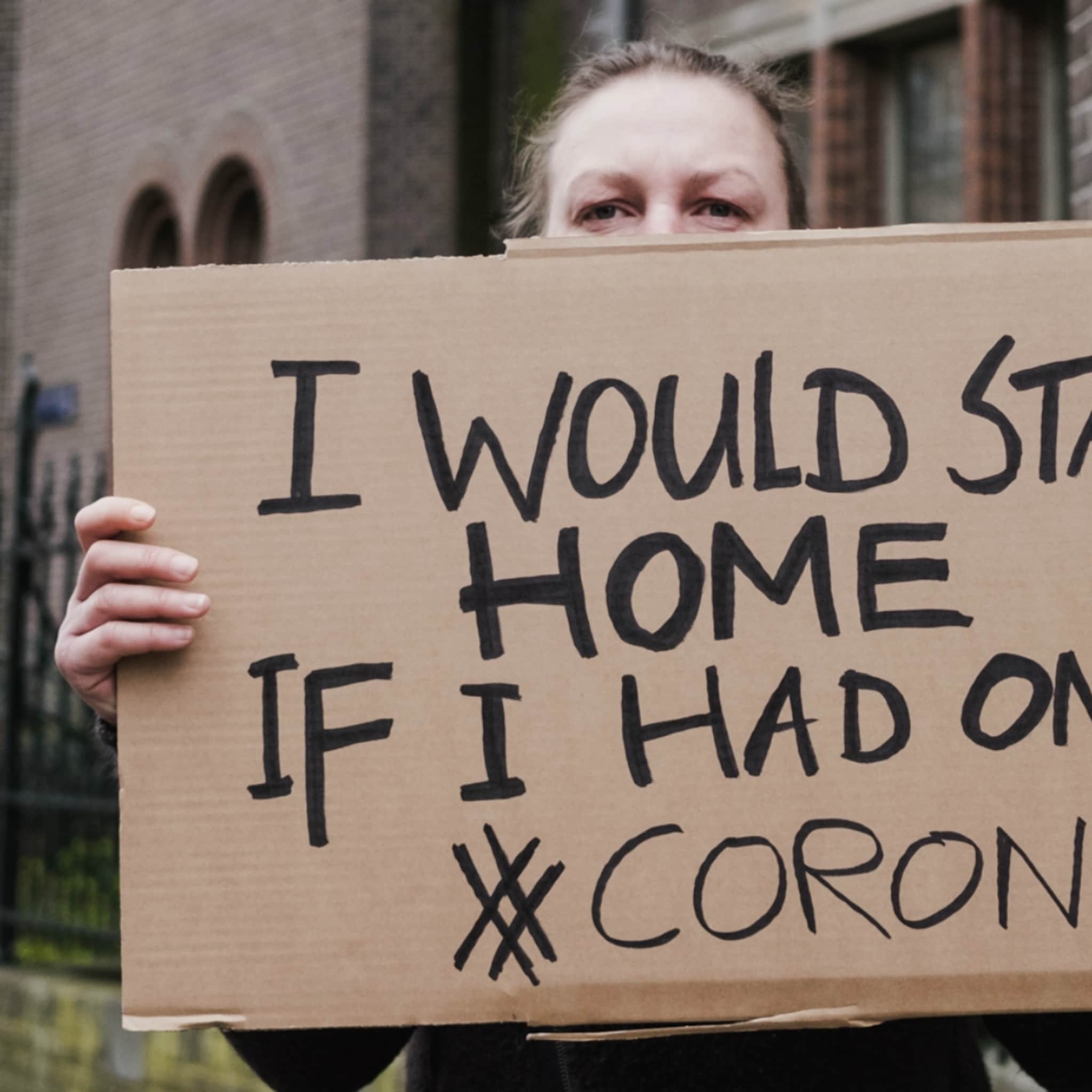 sheltersuit dit bedrijf beschermt daklozen in coronacrisistijd met slaapzakjassen