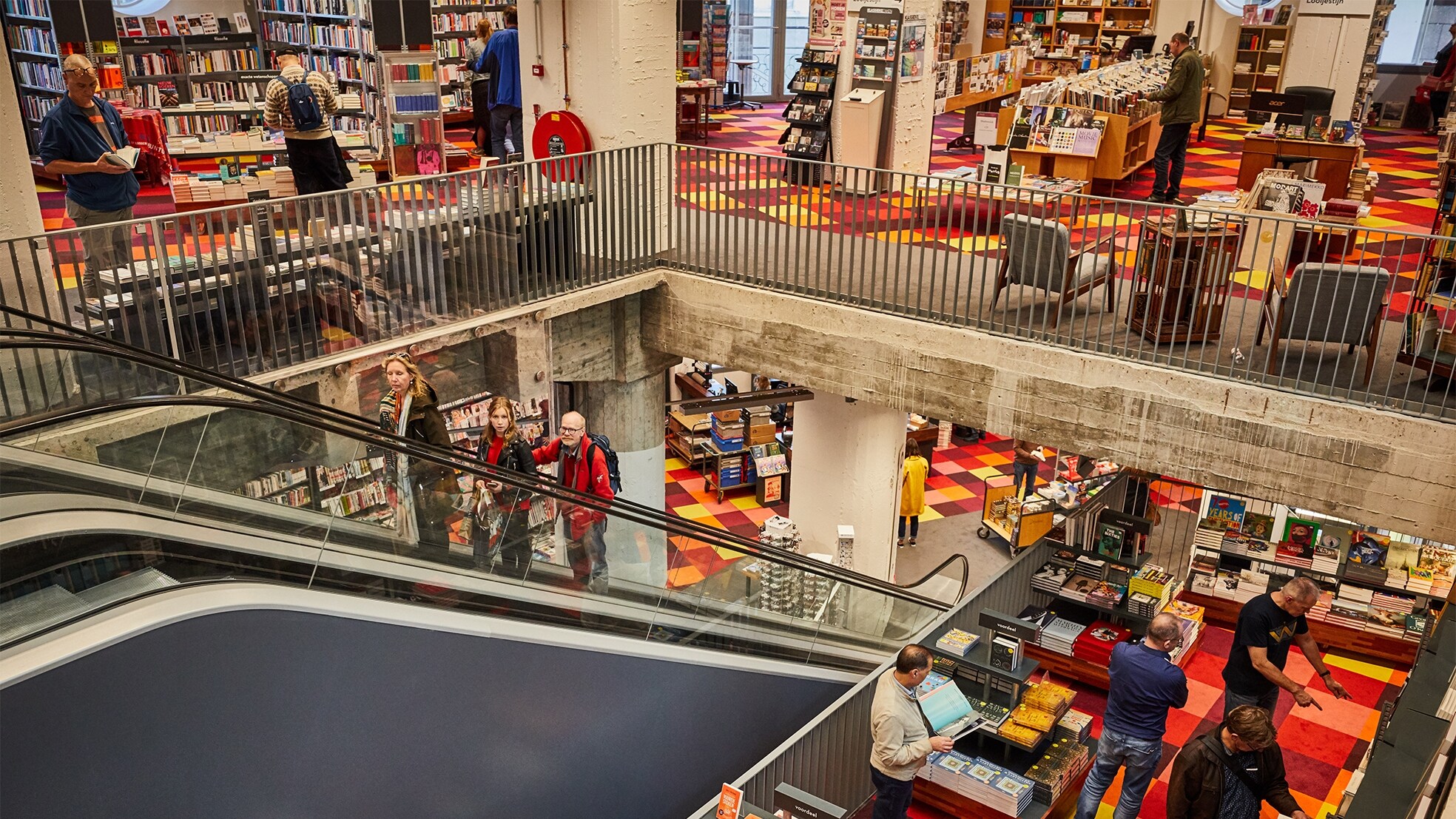 Boekhandel Donner in Rotterdam doet ook mee aan de #ikleesthuis-campagne. Foto: Jan de Groen/Portretfoto: Andreas Terlaak