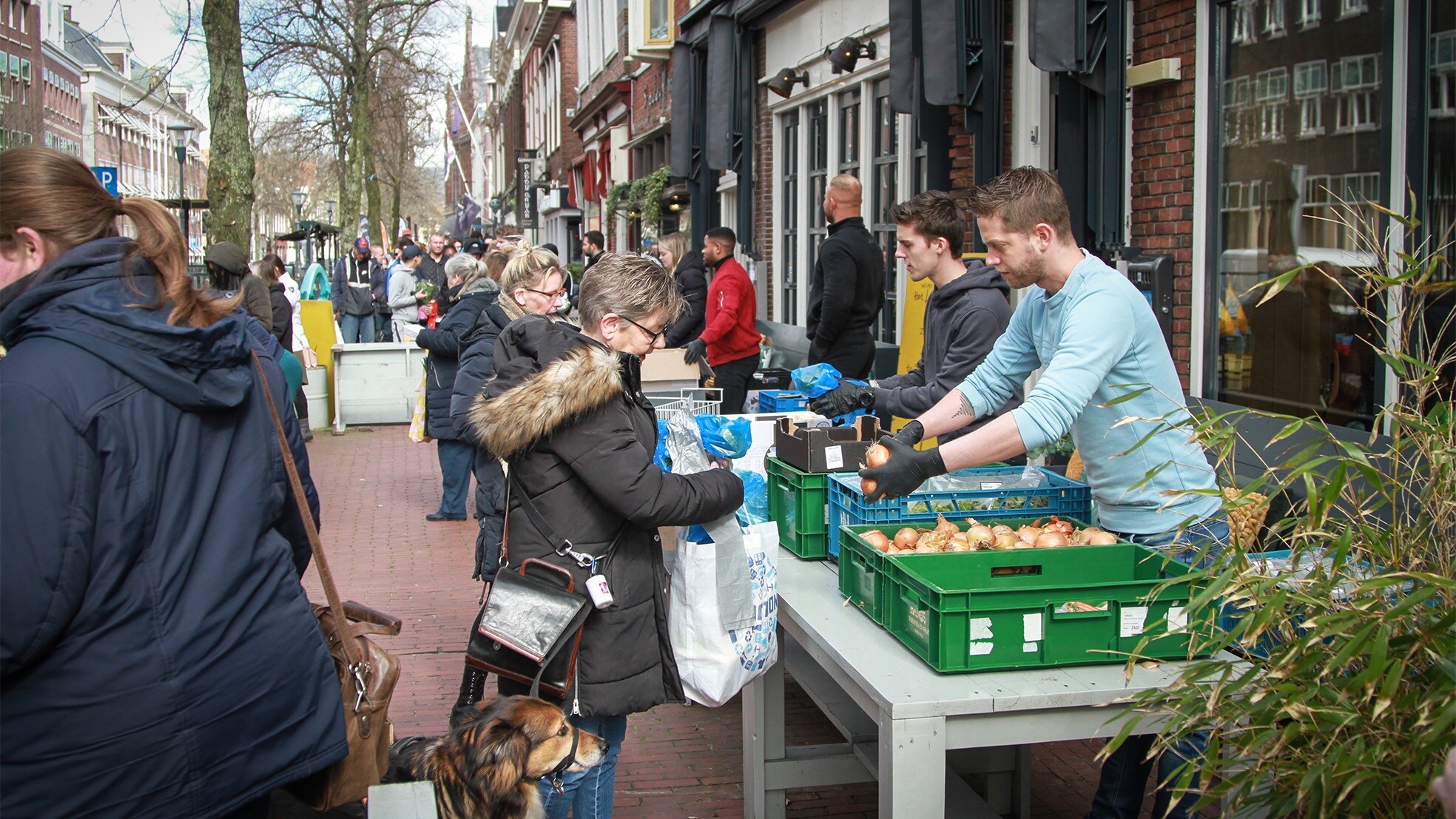 Drukte bij een eetcafé in Leeuwarden. Het restaurant gaf maandag alle verse producten weg aan minder bedeelden nadat er nieuwe corona-maatregelen zijn aangekondigd. Foto: ANP