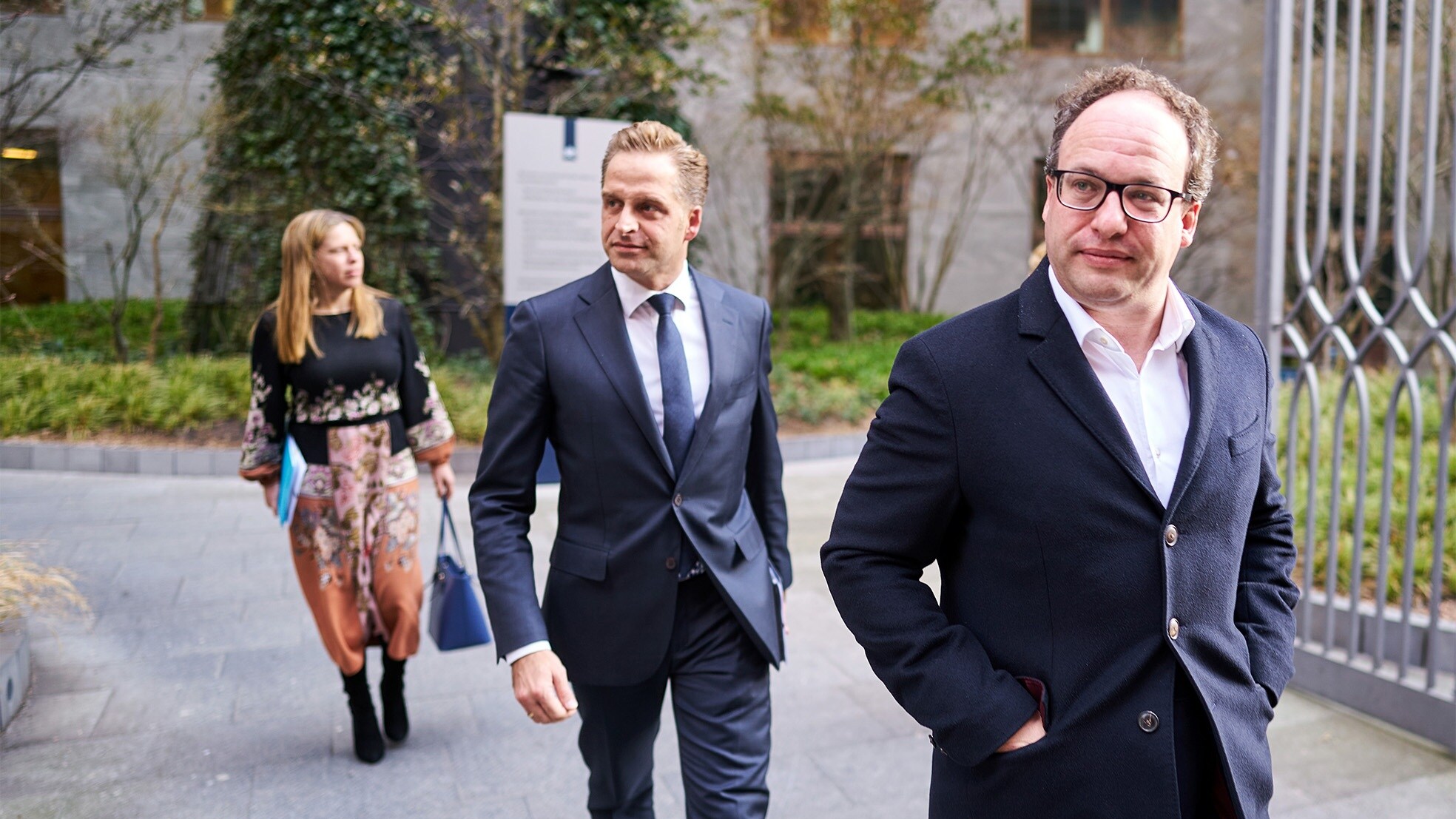 Ministers Schouten, De Jonge en Koolmees verlaten het ministerie van Veiligheid en Justitie na eerder crisisoverleg. Foto: ANP