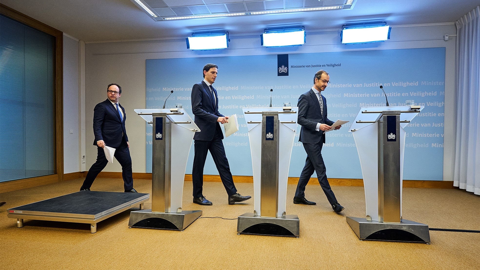 De ministers Koolmees, Hoekstra en Wiebes (v.l.n.r.) tijdens de presentatie van het steunpakket. Foto: ANP