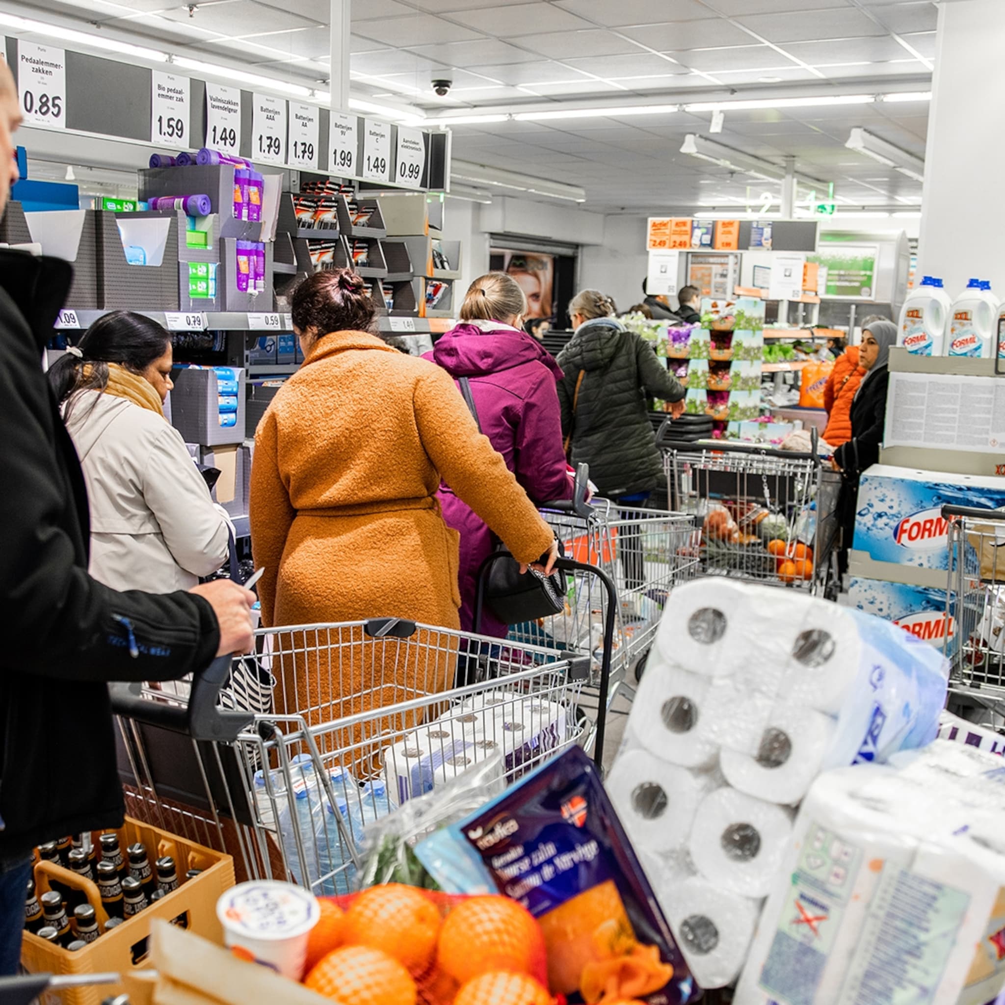 heel holland hamstert supermarktbranche bijna naar recordomzet
