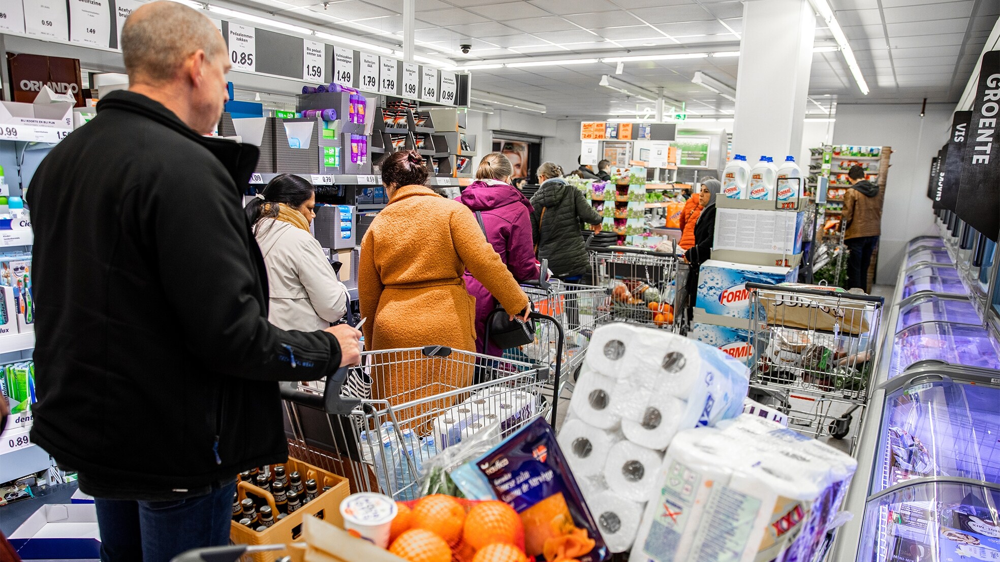 Hysterische hamstertaferelen bij een Lidl-supermarkt in Dordrecht. Foto: Jeffrey Groeneweg/ANP