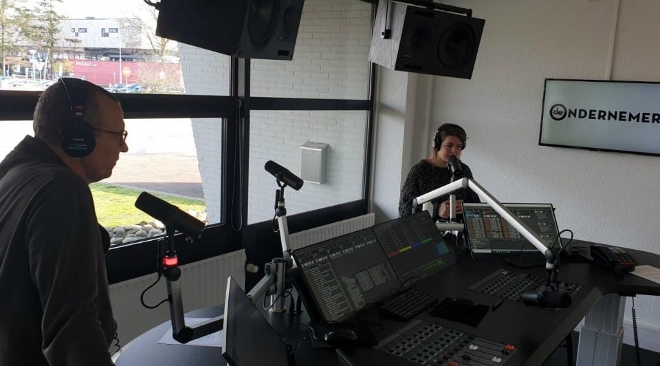De Ondernemer-presentatoren Thomas Hendriks (links) en op gepaste corona-afstand Anna Neeltje de Boer (rechts) in een verder lege radiostudio vandaag op het Mediapark.
